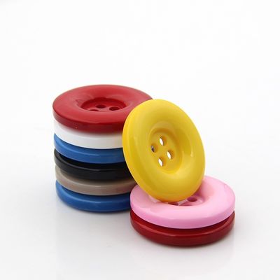 Oeko-tex Fabrik Großhandel Bekleidungszubehör Mode 4 Löcher Kunststoffknopf Bekleidungsknöpfe Harzknöpfe